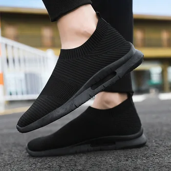 2023 Летняя мужская обувь чистого черного цвета, дышащая трендовая спортивная повседневная обувь, мужские сетчатые кроссовки для бега S-C56
