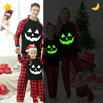 Комплект пижам со светящейся задней частью и серебристой улыбкой тыквы на Хэллоуин для всей семьи.