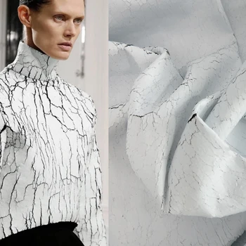 Креативная ткань с графитово-серо-белой всплескивающей текстурой, дизайнерская ткань со второй реконструкцией текста для моделирования одежды.